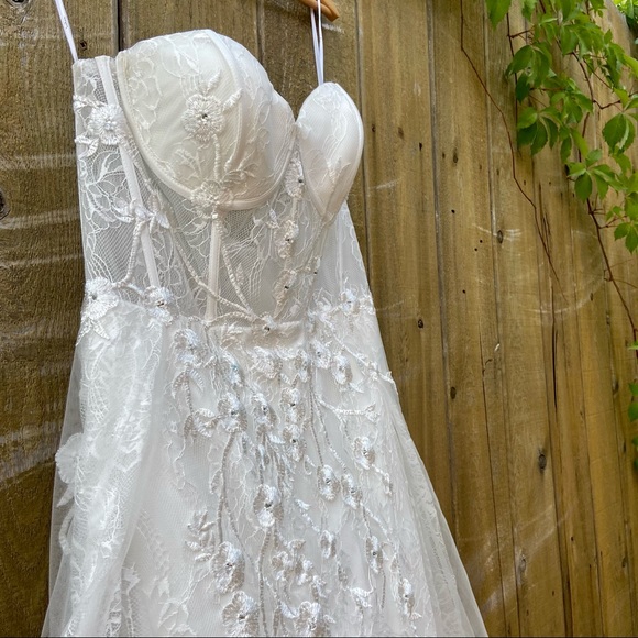 White Lace Bustier Embroidered Dress w/ Train 🤍 - Picture 4 of 15